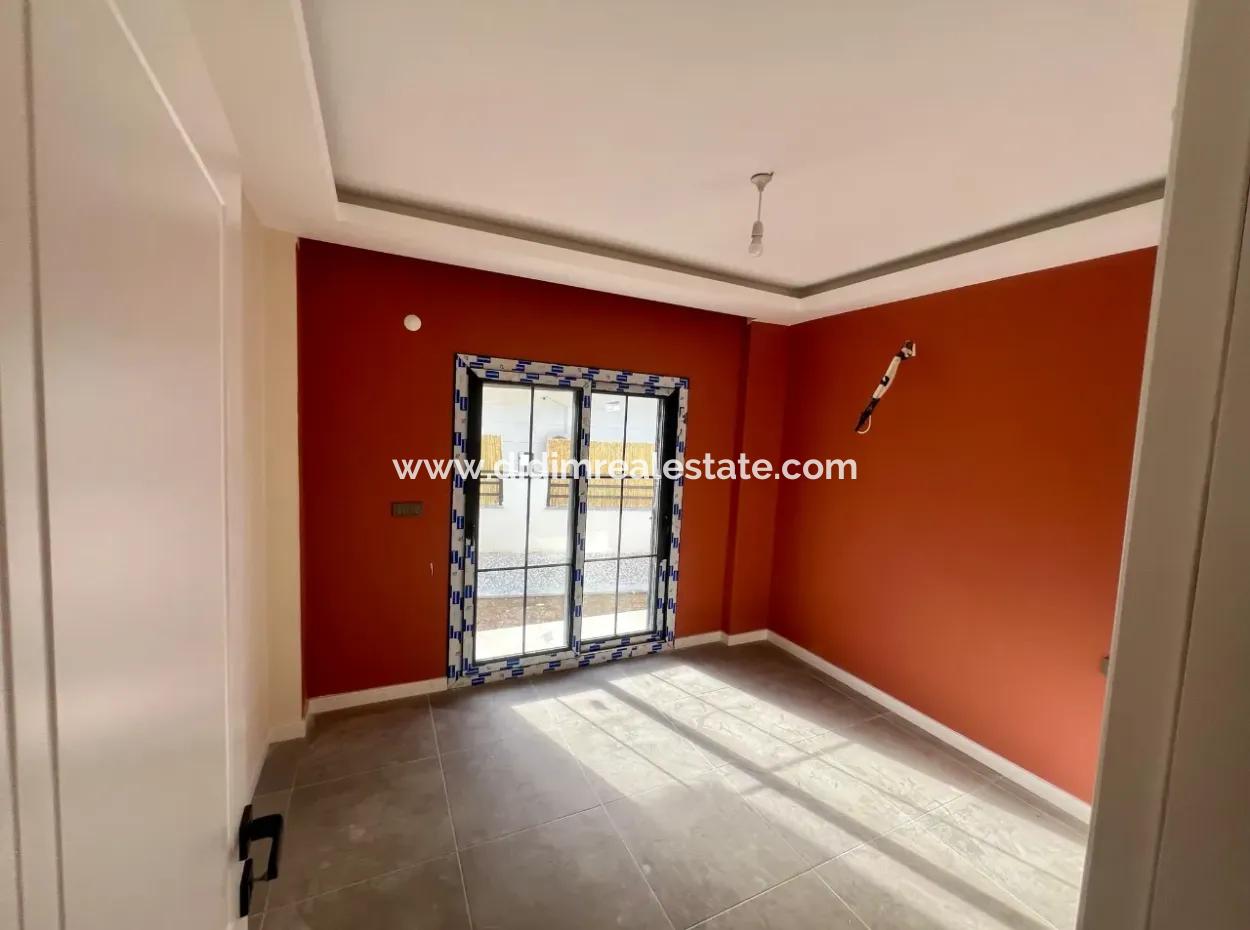 Wohnung Zu Verkaufen In Akyaka Kitesurf, 2,5 Km Vom Meer Entfernt, 3 Zimmer, 1 Wohnzimmer, Freistehender Garten, Swimmingpool, Parkplatz 120M2