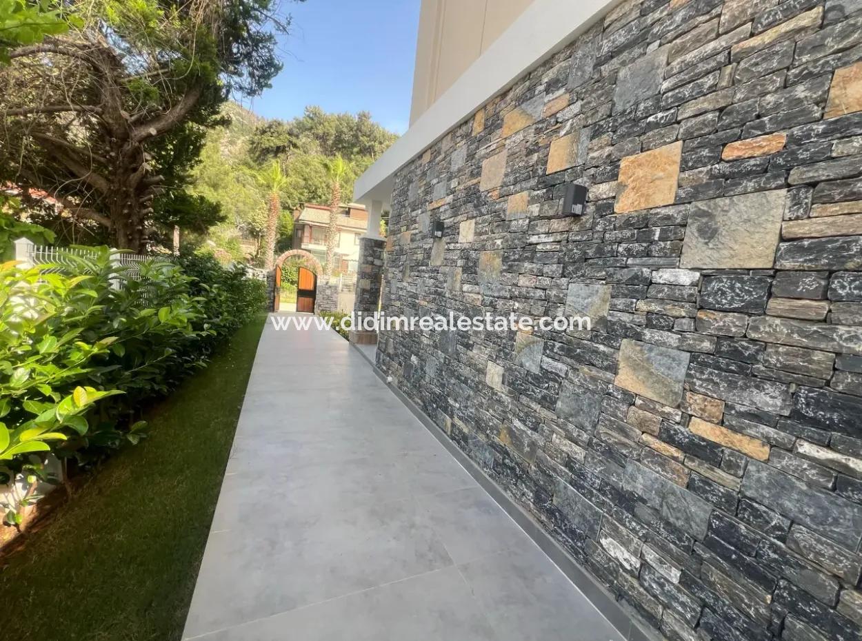 Ultra-Luxusvilla Zum Verkauf Im Viertel Icmeler Im Stadtteil Marmaris, 4 Zimmer, 4 Bäder, 240M2 Mit Swimmingpool, Auf Einem Komplett Freistehenden 450M2 Großen Grundstück Mit Waldblick