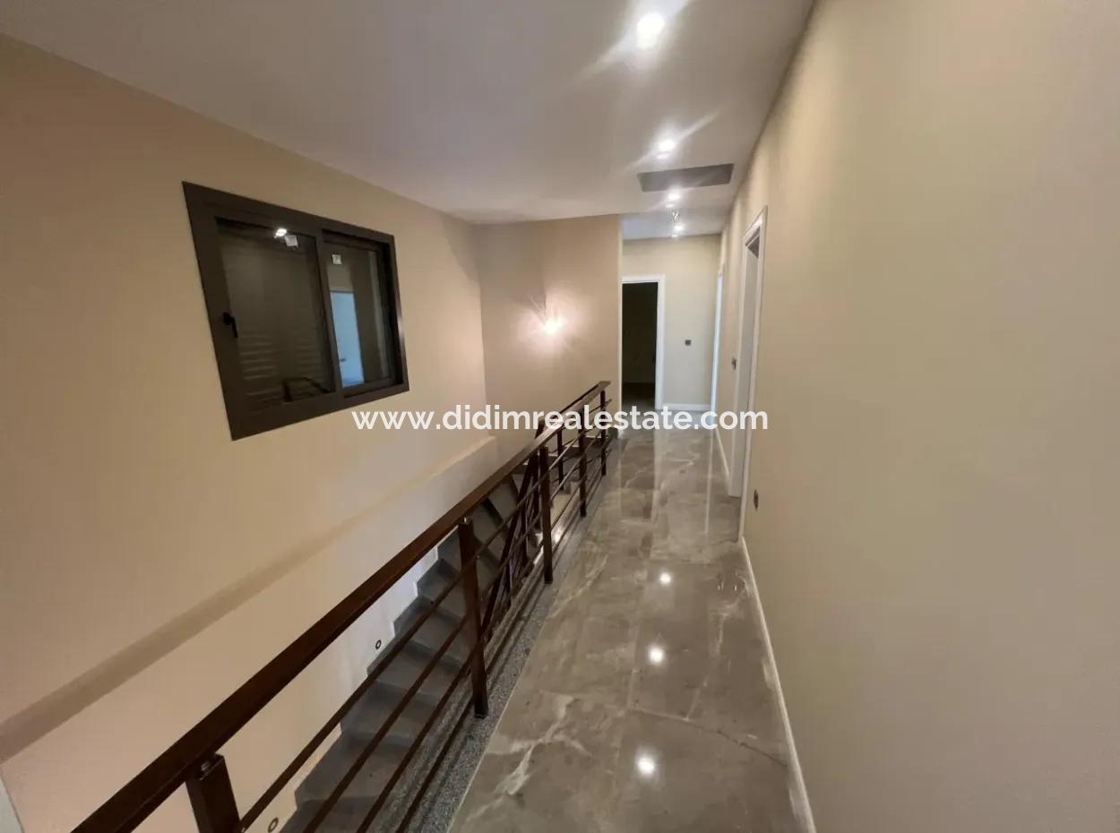 Ultra-Luxusvilla Zum Verkauf Im Viertel Icmeler Im Stadtteil Marmaris, 4 Zimmer, 4 Bäder, 240M2 Mit Swimmingpool, Auf Einem Komplett Freistehenden 450M2 Großen Grundstück Mit Waldblick