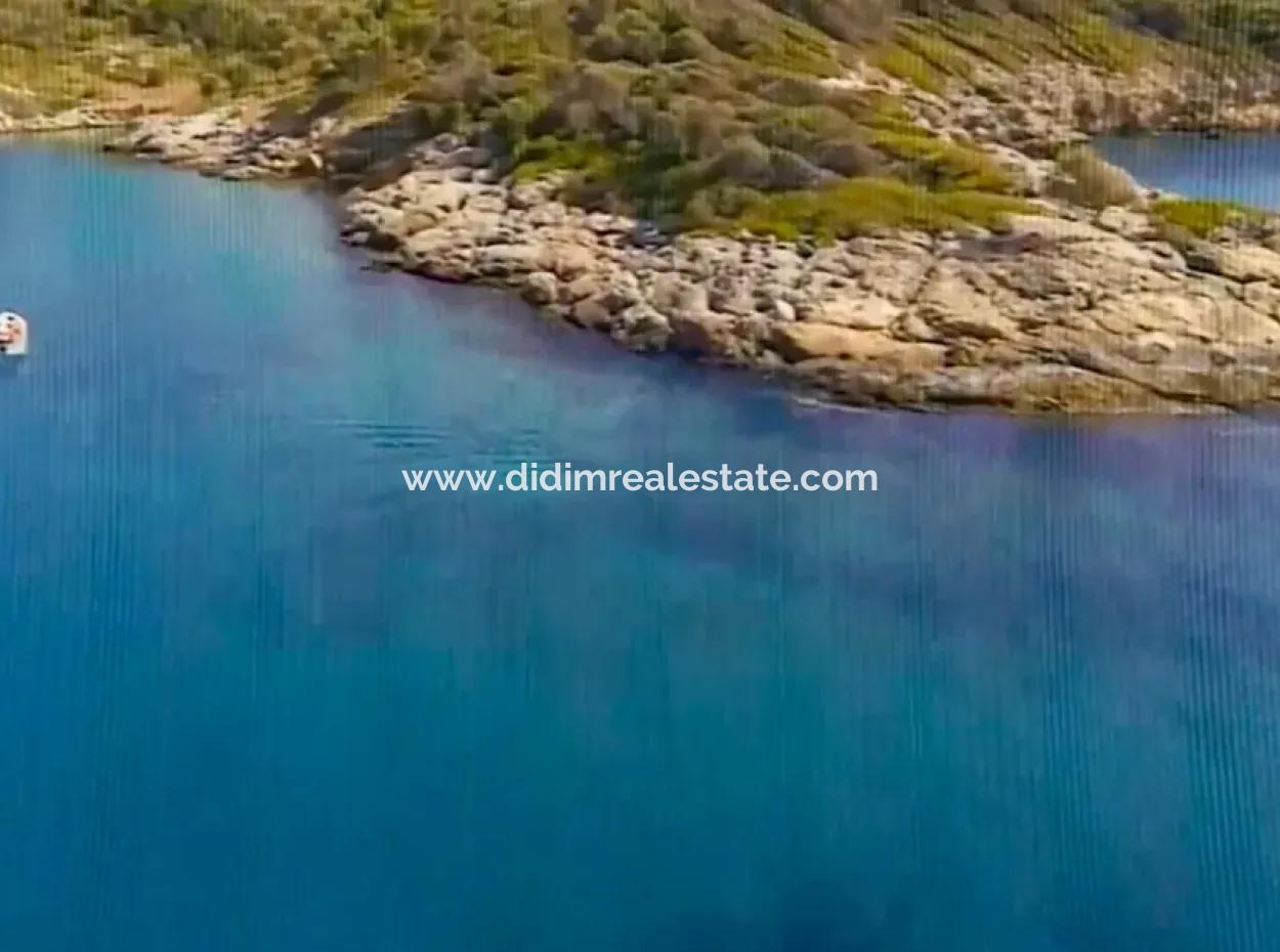 Die Zum Verkauf Stehende Insel Im Golf Von Gökova Im Bezirk Marmaris Hat Eine Grundstücksfläche Von 365000M2 Und Es Befindet Sich Ein Eingetragenes Haus Darin.