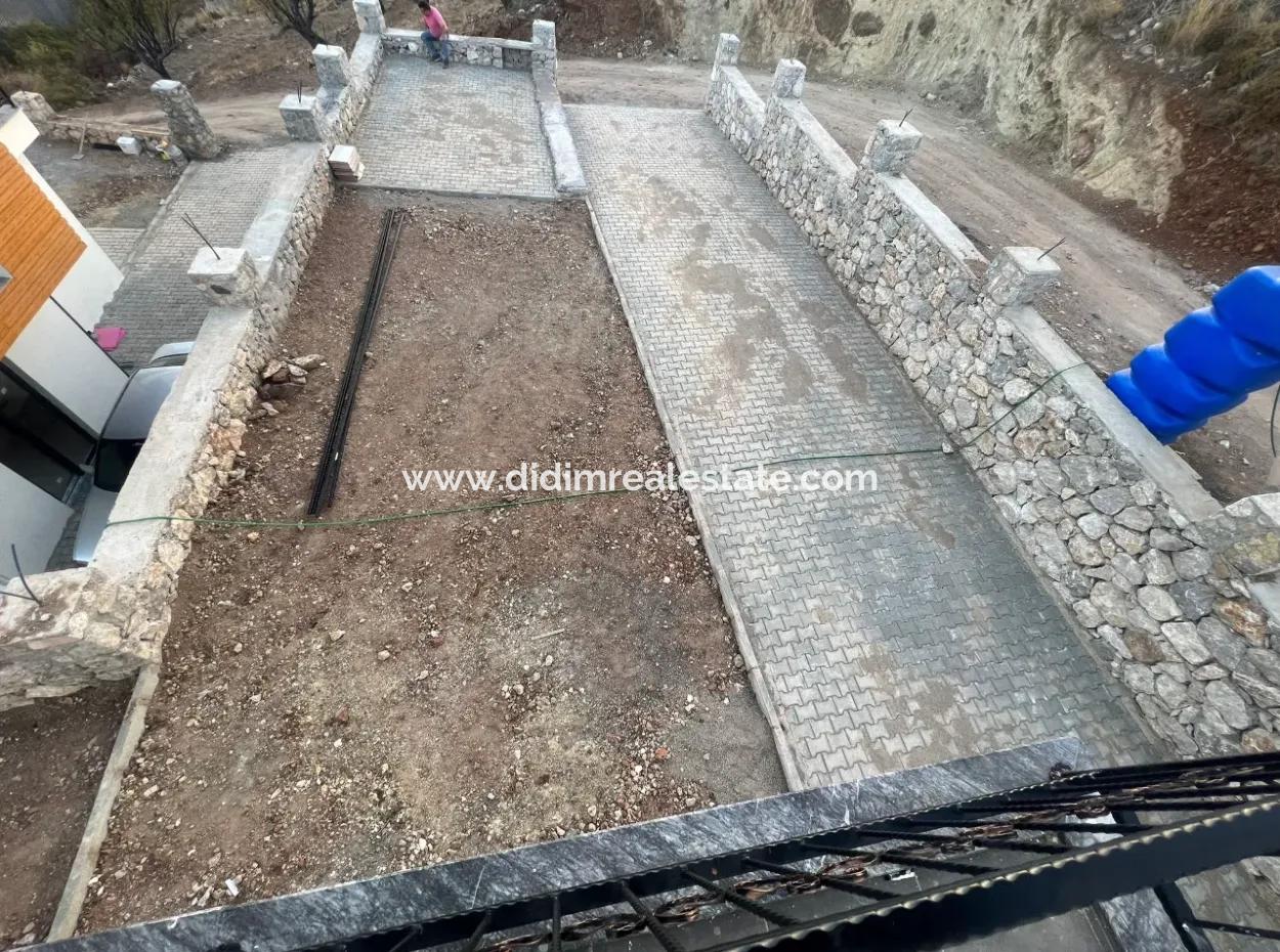 Marmaris Bozburun Mahallesinde Deniz Manzaralı Tam Müstakil Bahçeli Otoparklı Satılık Villa