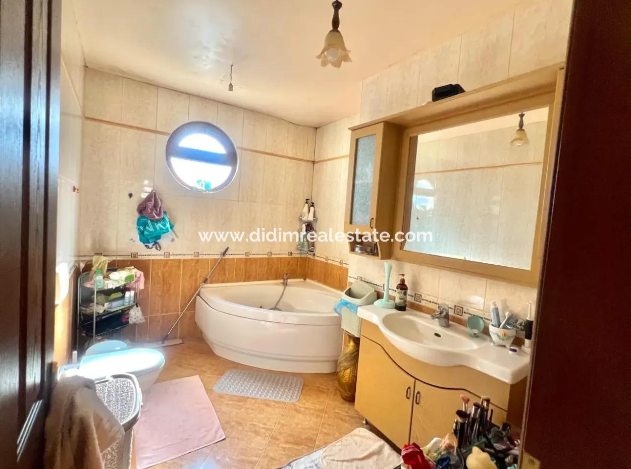 Marmaris Armutalan Mevkiisinde 900M2 Arsa Payı Mevcut 4 Oda 2 Salon 5 Banyo 450M2 Satılık Konak