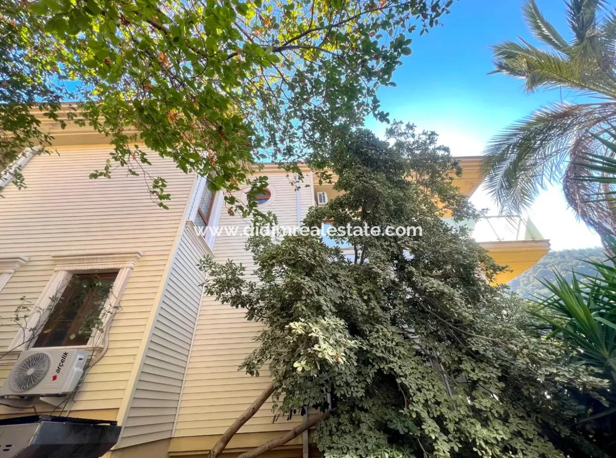 Marmaris Armutalan Mevkiisinde 900M2 Arsa Payı Mevcut 4 Oda 2 Salon 5 Banyo 450M2 Satılık Konak