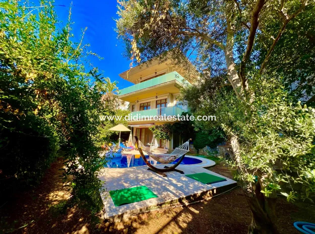 Marmaris Armutalan Mevkiisinde 900M2 Arsa Payı Mevcut 4 Oda 2 Salon 5 Banyo 450M2 Satılık Konak