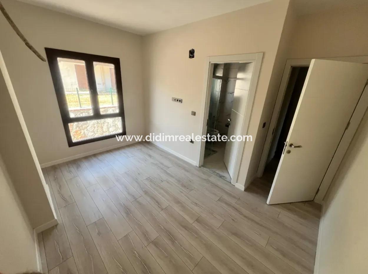 Marmaris Çetibeli Mahallesinde Orman Manzaralı Müstakil Bahçeli Yüzme Havuzlu Site İçerisinde 3 Oda 3 Banyo Satılık Villa