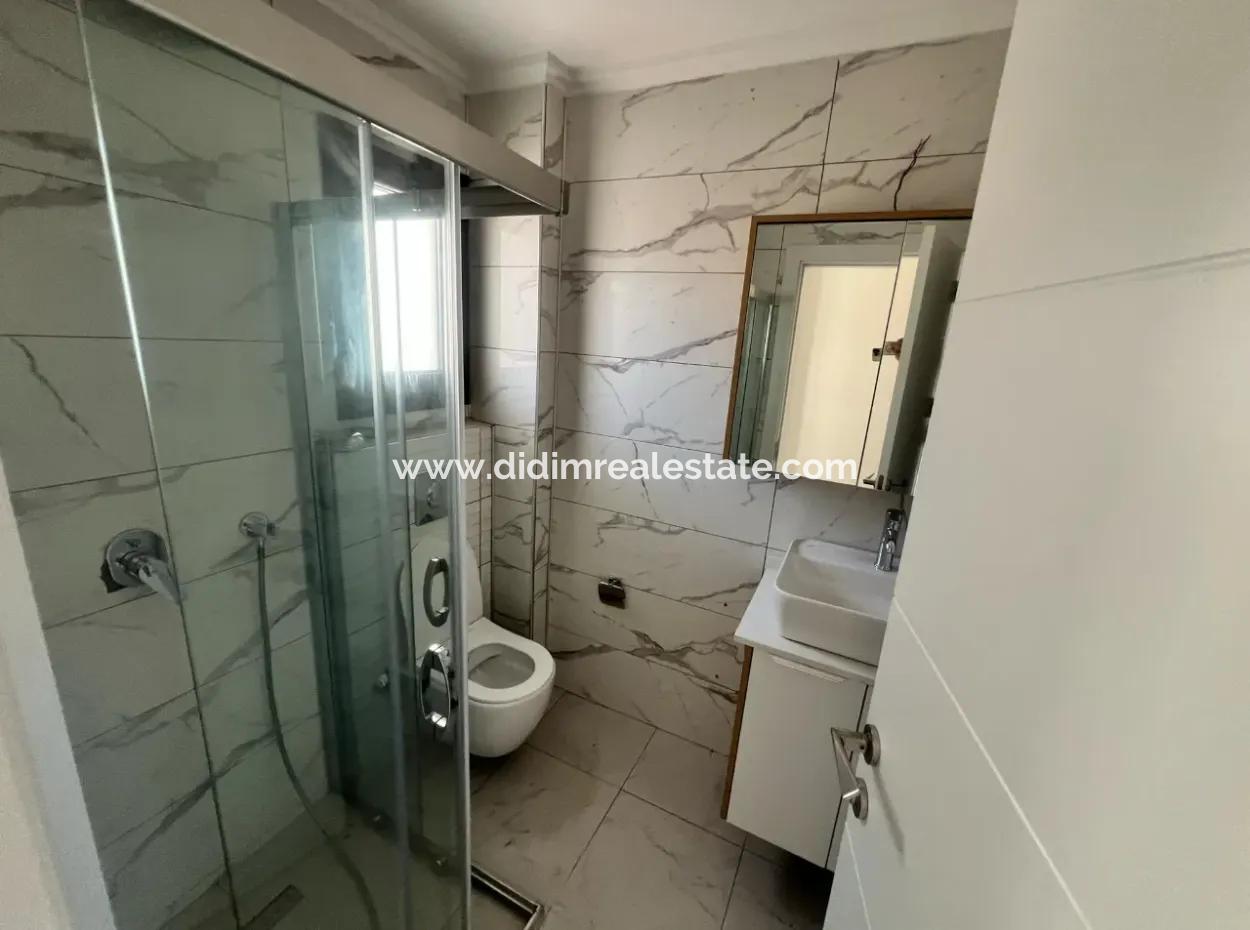 Marmaris Çetibeli Mahallesinde Orman Manzaralı Müstakil Bahçeli Yüzme Havuzlu Site İçerisinde 3 Oda 3 Banyo Satılık Villa