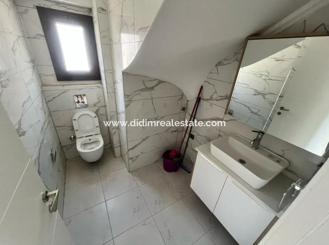Marmaris Çetibeli Mahallesinde Orman Manzaralı Müstakil Bahçeli Yüzme Havuzlu Site İçerisinde 3 Oda 3 Banyo Satılık Villa
