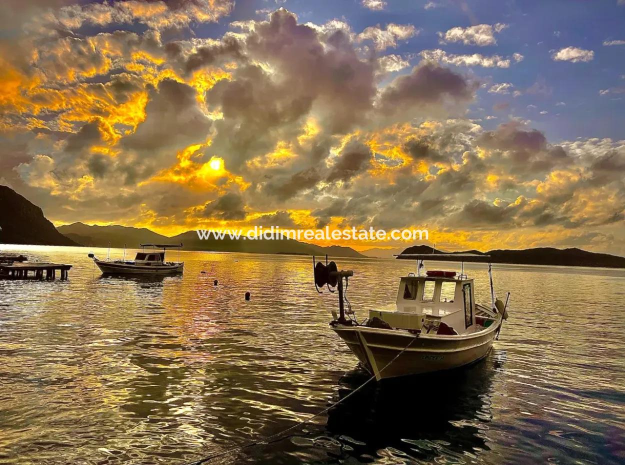 Marmaris Söğüt Mahallesi Denize Sıfır 2000M2 Arsa Satılık Müstakil Ev.önüne Tekne Bağlamaya Uygun.