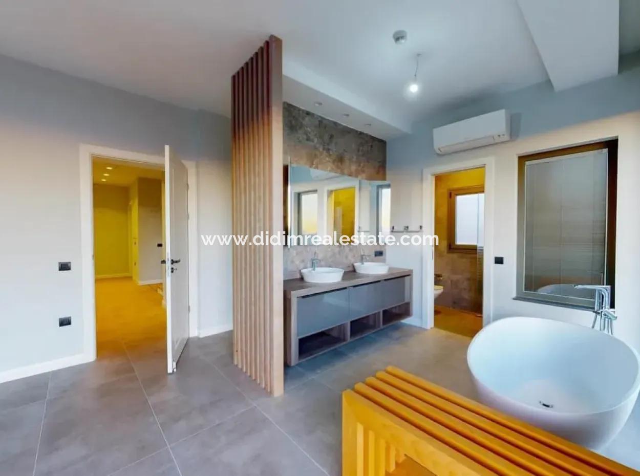 Marmaris Gökbel Mevkiinde Muhteşem Deniz Manzaralı Yüzme Havuzlu 800M2 Arsa İçerisinde 4 Oda 1 Salon Özel Yapım Villa