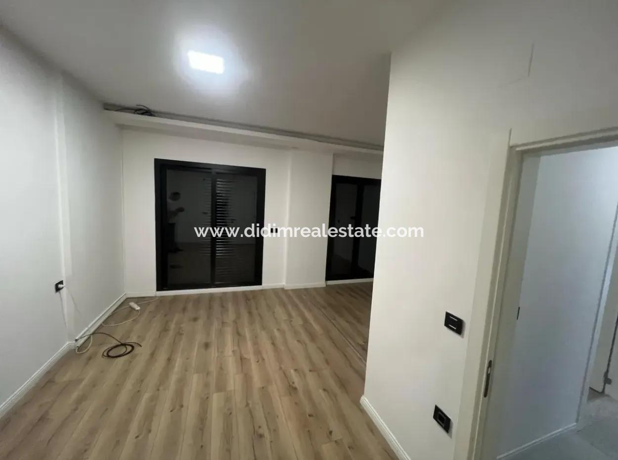 Marmaris Merkezinde Şık Site İçerisinde Giriş Kat Bahçeli Lüks 3 Oda 1 Salon Otoparklı Satılık Daire