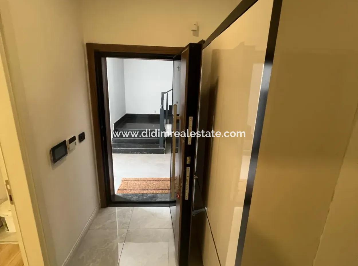 Marmaris Merkezinde Şık Site İçerisinde Giriş Kat Bahçeli Lüks 3 Oda 1 Salon Otoparklı Satılık Daire