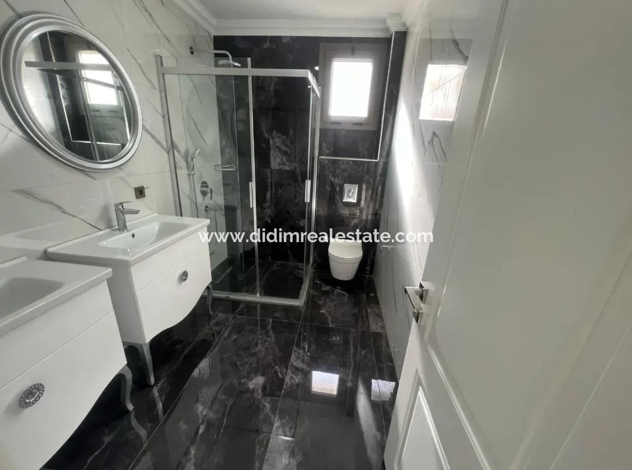 Marmaris İlçesi İçmeler Mahallesinde Orman Manzaralı Tam Müstakil 450M2 Arsa İçerisinde Yüzme Havuzlu 4 Oda 4 Banyo 240M2 Satılık Ultra Lüks Villa