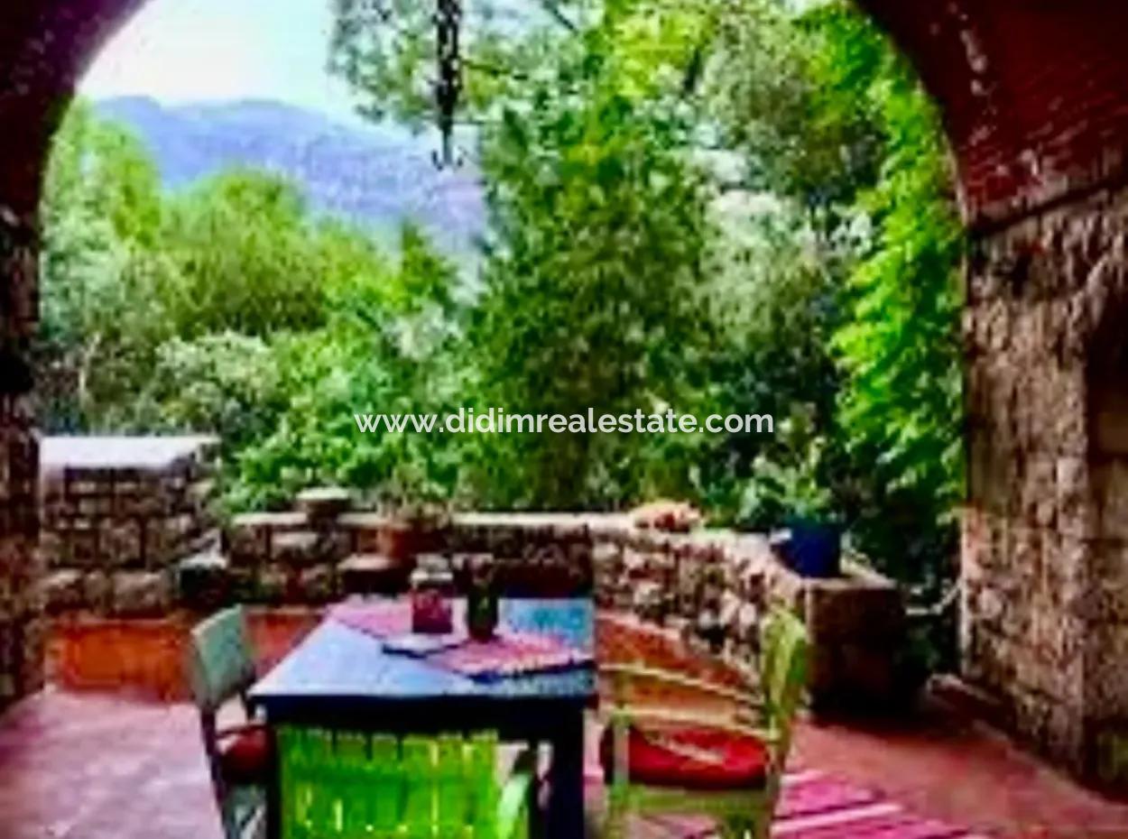 Marmaris Bölgesinde 81000M2  Satılık Ada 31000M2 Tapu İçerisinde Yasal Evi Bulunan Resmi Elektrik Su Mevcut Malikane